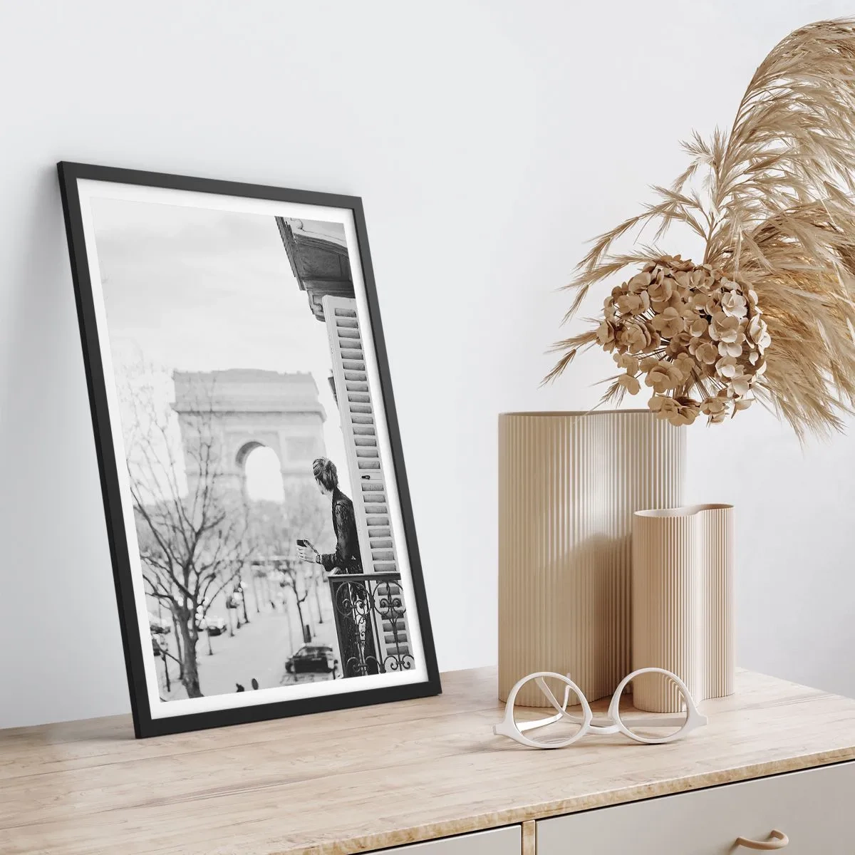 Plagát v čiernom ráme - Muž na balkóne s výhľadom na Víťazný oblúk - 50x70cm - Izba s výhľadom - Moderná nástenná dekorácia do obývacej izby a spálne ARTTOR