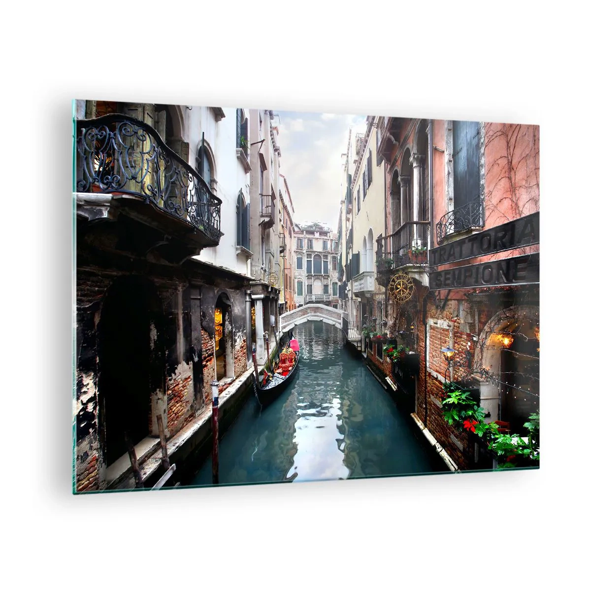 Obraz na skle - Benátsky kanál s gondolou obklopený historickými budovami - 70x50cm - Benátska krajina s gondolou a mostíkom - Moderná nástenná dekorácia do obývacej izby a spálne ARTTOR