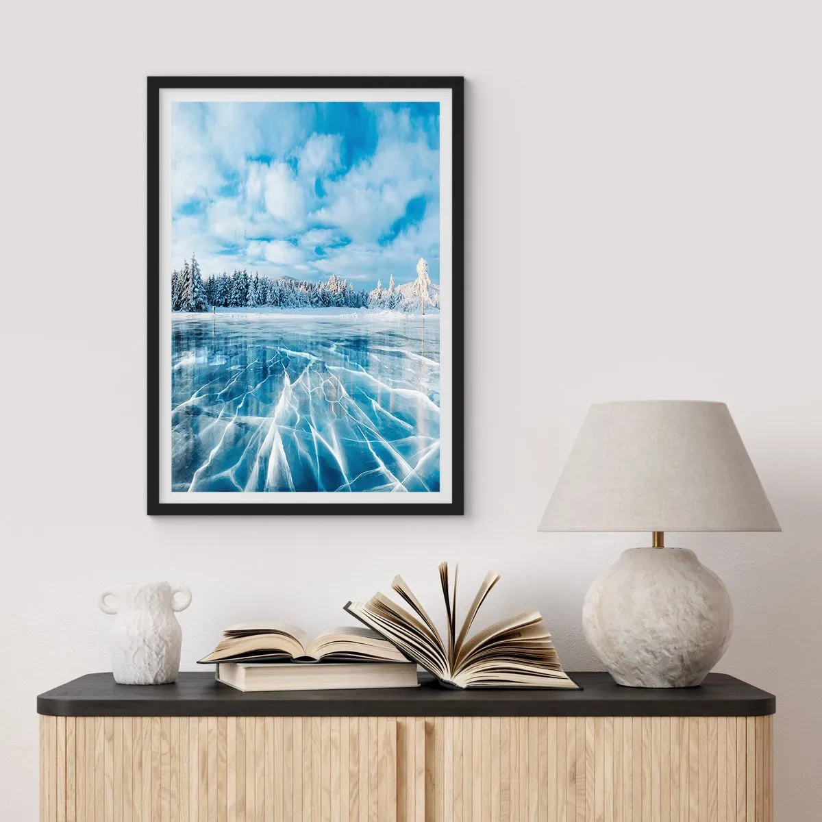 Plagát v čiernom ráme - Zamrznuté jazero v zimnej krajine - 50x70cm - Oslnivý a kryštalický pohľad - Moderná nástenná dekorácia do obývacej izby a spálne ARTTOR