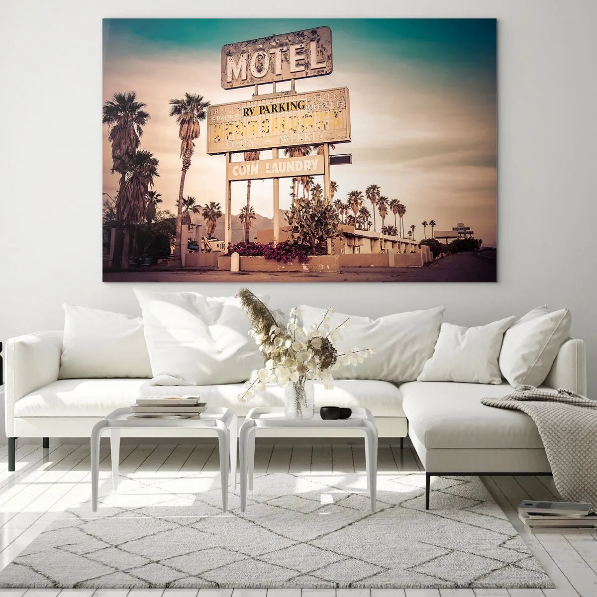 Obraz na skle - Stará motelová tabuľa obklopená palmami vytvára retro atmosféru - 70x50cm - Tu sa zastavil čas - Moderná nástenná dekorácia do obývacej izby a spálne ARTTOR