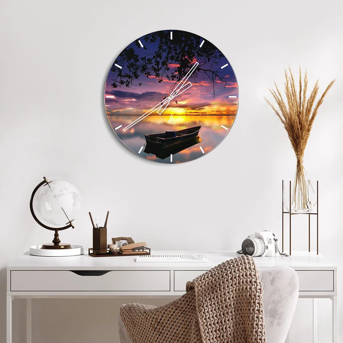 Nástenné hodiny - Loď na jazere vo svetle zapadajúceho slnka - 30x30cm - „Zdá sa, že visíš uprostred neba…“ - Moderná nástenná dekorácia do obývacej izby, kuchyne a spálne ARTTOR