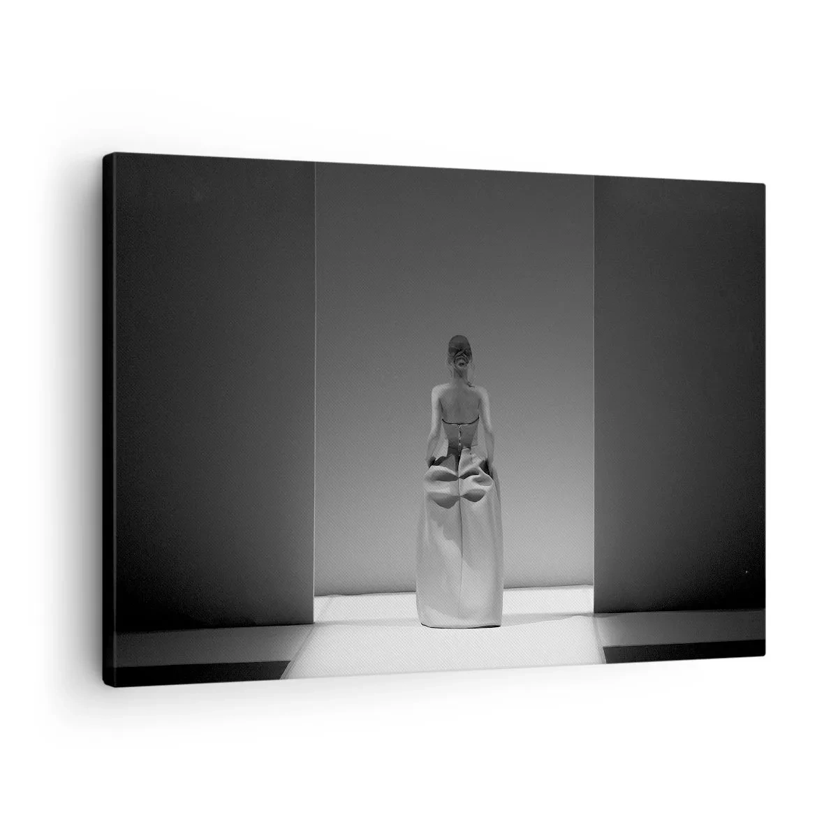 Obraz na plátne - Čiernobiela maľba s minimalistickým výjavom ženy v geometrickom priestore. - 70x50cm - Rafinovaná jednoduchosť - Moderná nástenná dekorácia do obývacej izby a spálne ARTTOR