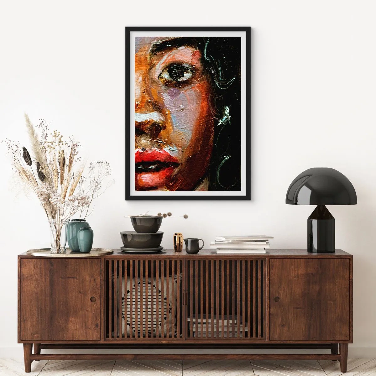 Plagát v čiernom ráme - Abstraktný portrét ženy v intenzívnych farbách s výrazným pohľadom. - 50x70cm - Čierna a jas - Moderná nástenná dekorácia do obývacej izby a spálne ARTTOR
