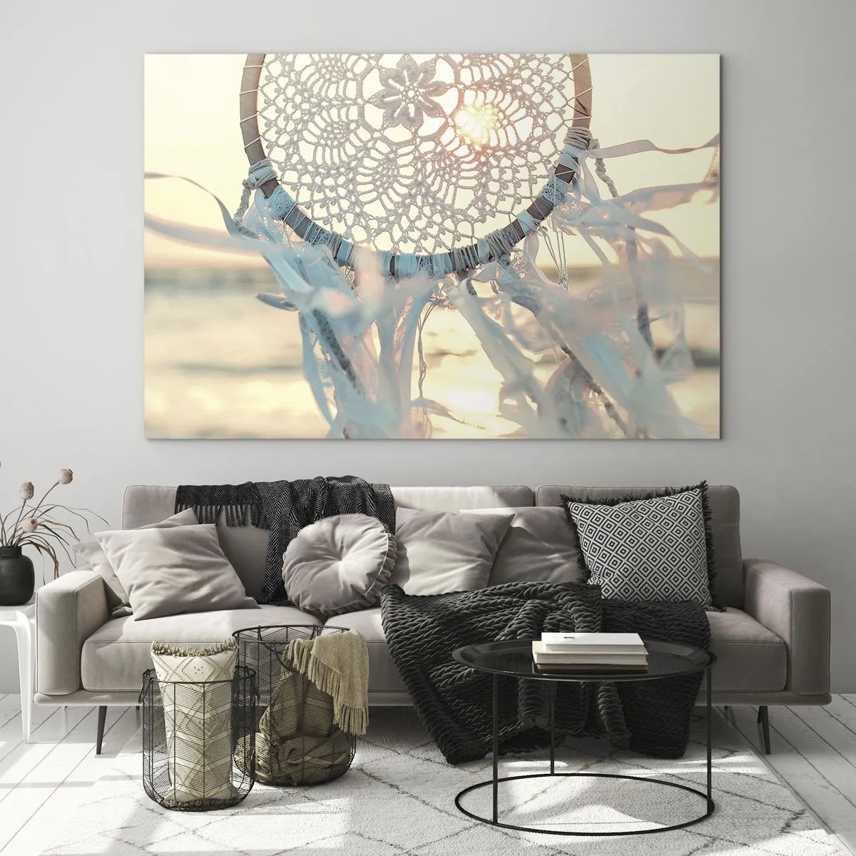 Obraz na skle - Čipkovaný totem s jemnými strapcami na pozadí zapadajúceho slnka nad morom. - 70x50cm - Čipkový totem - Moderná nástenná dekorácia do obývacej izby a spálne ARTTOR