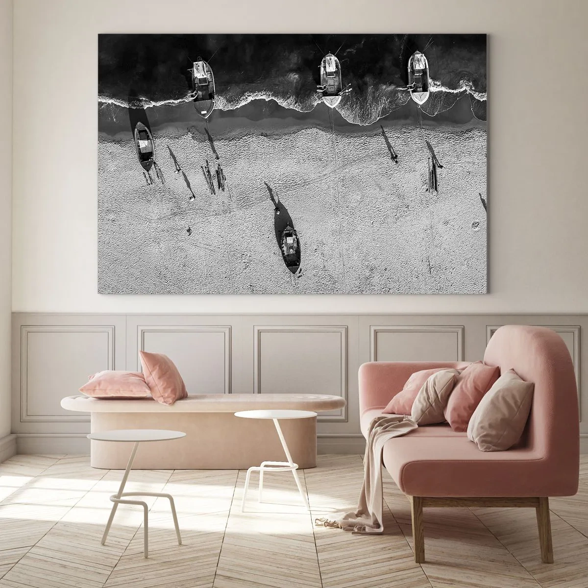 Obraz na skle - Čiernobiele lode a ich tiene na piesočnatej pláži zhora - 70x50cm - Ešte na brehu… - Moderná nástenná dekorácia do obývacej izby a spálne ARTTOR