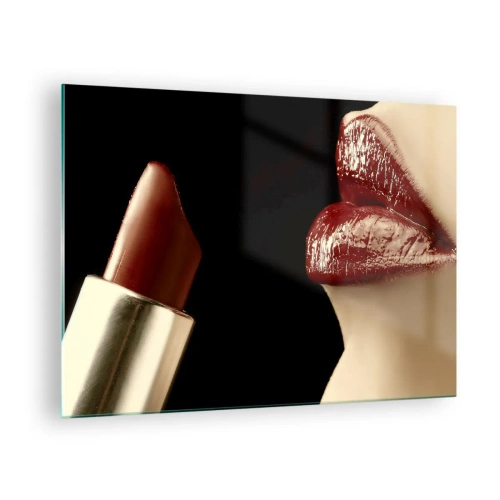 Obraz na skle - Zmyselné pery s karmínovočerveným rúžom na tmavom pozadí - 70x50cm - Zmyselnosť a lesk karmínu - Moderná nástenná dekorácia do obývacej izby a spálne ARTTOR