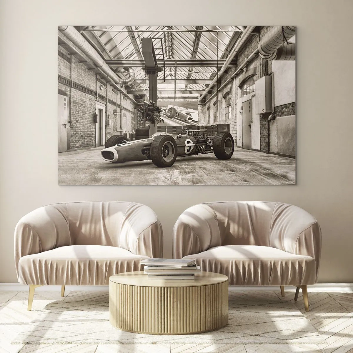 Obraz na skle - Veteránske pretekárske auto v priemyselnej hale - 70x50cm - Odpočinok víťaza - Moderná nástenná dekorácia do obývacej izby a spálne ARTTOR