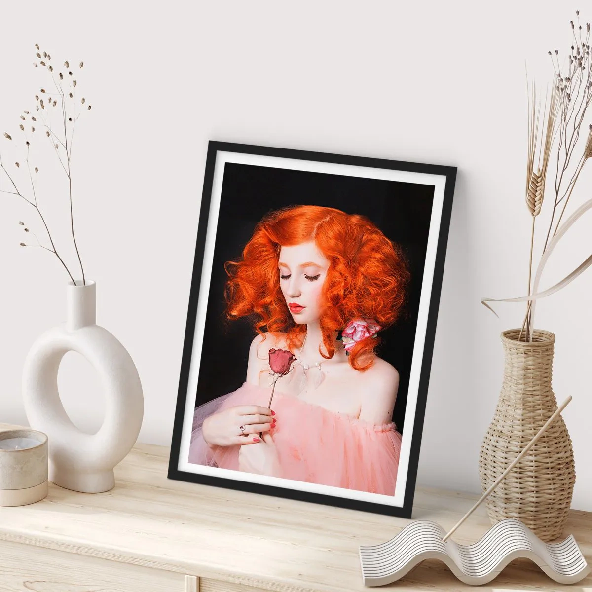 Plagát v čiernom ráme - Portrét ryšavky s ružou na čiernom pozadí - 50x70cm - V barokovom štýle - Moderná nástenná dekorácia do obývacej izby a spálne ARTTOR