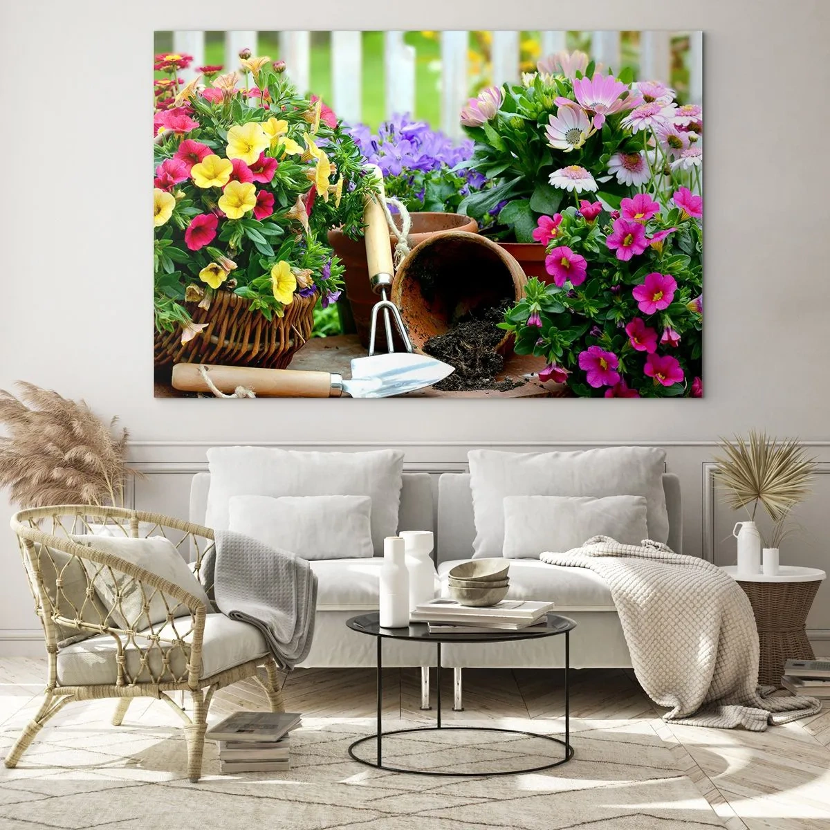 Obraz na skle - Farebné kvety v kvetináčoch so záhradným náradím - 70x50cm - Záhradka Žofky - Moderná nástenná dekorácia do obývacej izby a spálne ARTTOR