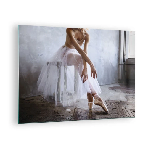 Obraz na skle - Baletka v tylovej sukni odpočíva v hale - 70x50cm - Než sa rozsvietia svetlá rampy - Moderná nástenná dekorácia do obývacej izby a spálne ARTTOR