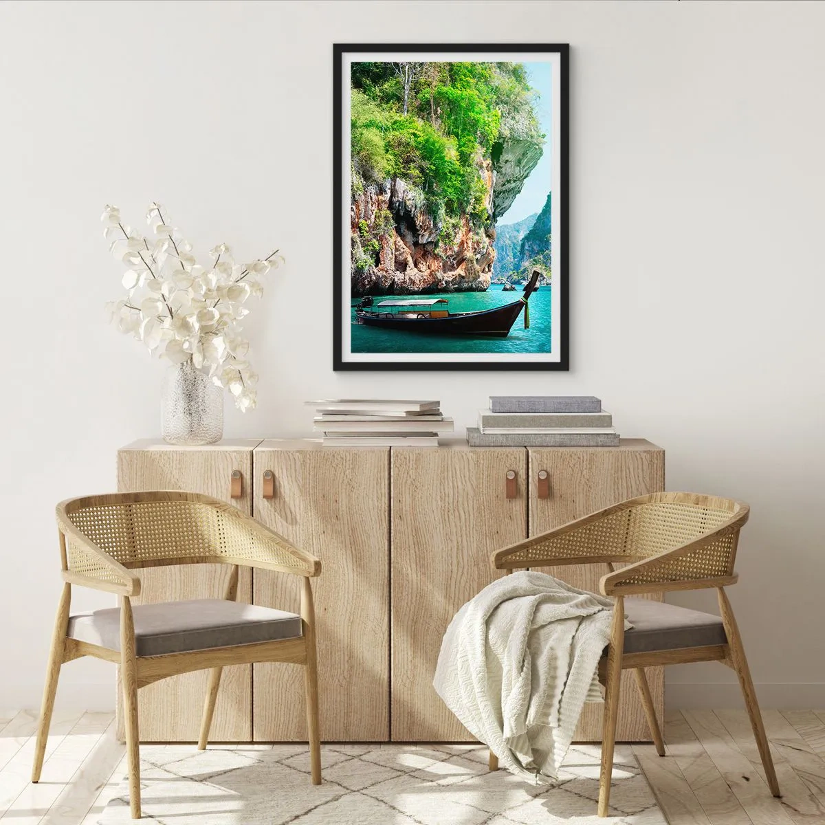 Plagát v čiernom ráme - Tradičná loď na pozadí malebných skál a zelene - 50x70cm - Pozvánka na exotickú cestu - Moderná nástenná dekorácia do obývacej izby a spálne ARTTOR