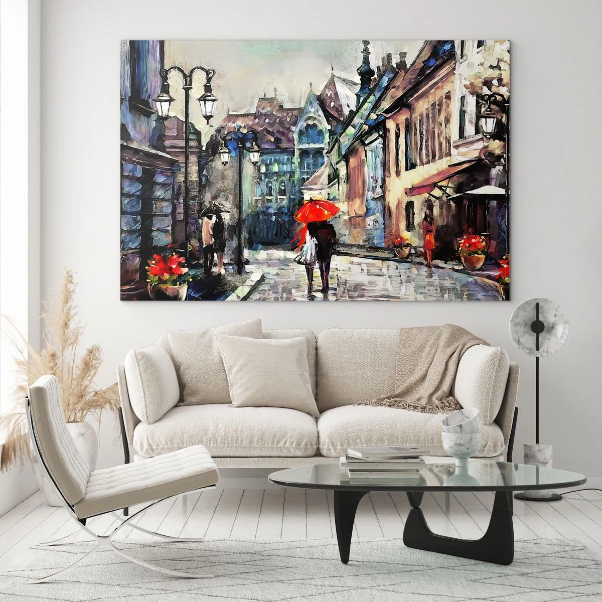 Obraz na skle - Pár pod červeným dáždnikom sa prechádza po malebnej ulici - 70x50cm - Dážď pre dvoch - Moderná nástenná dekorácia do obývacej izby a spálne ARTTOR