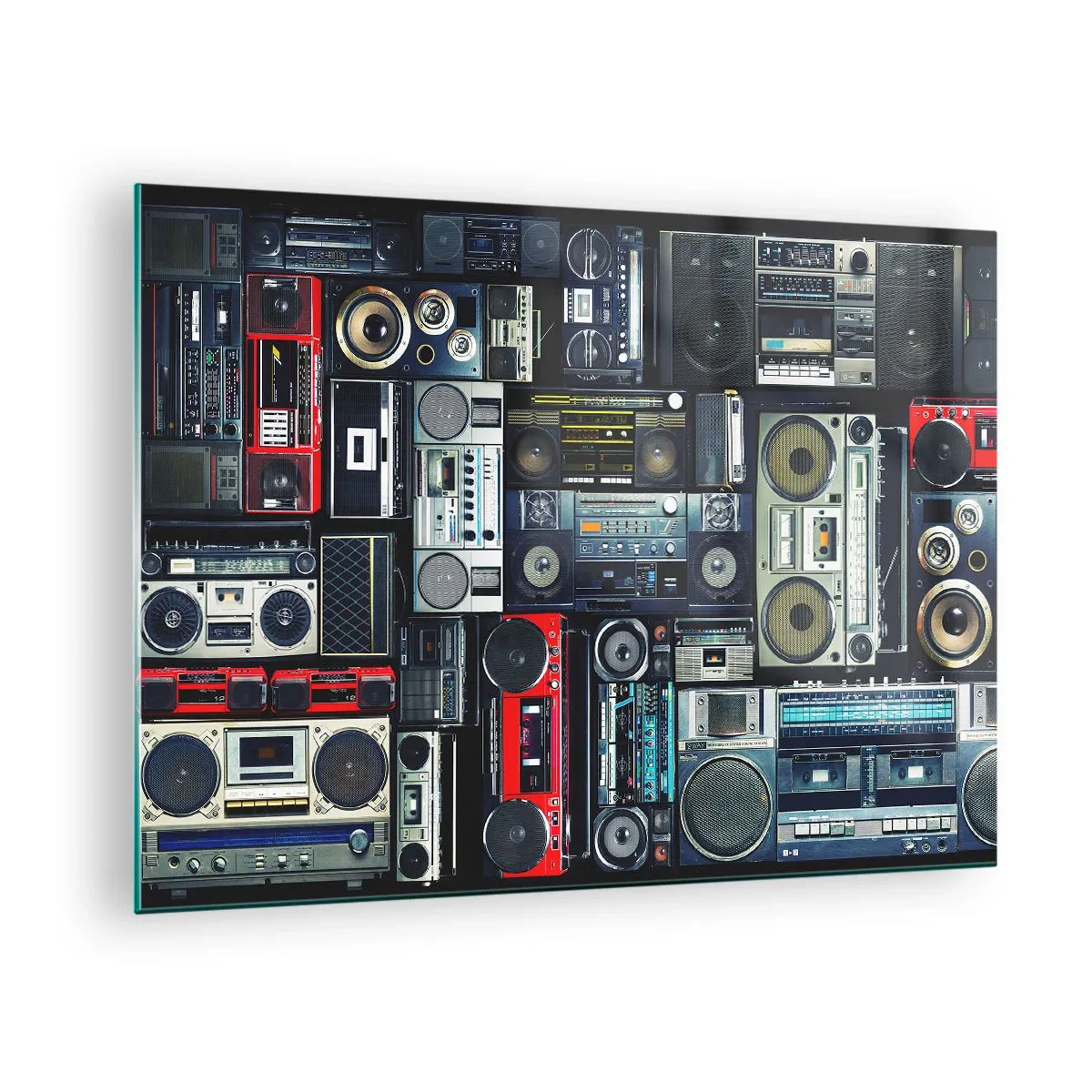 Obraz na skle - Koláž retro rádií a magnetofónov na tmavom pozadí. - 70x50cm - Túžba po 80. rokoch - Moderná nástenná dekorácia do obývacej izby a spálne ARTTOR