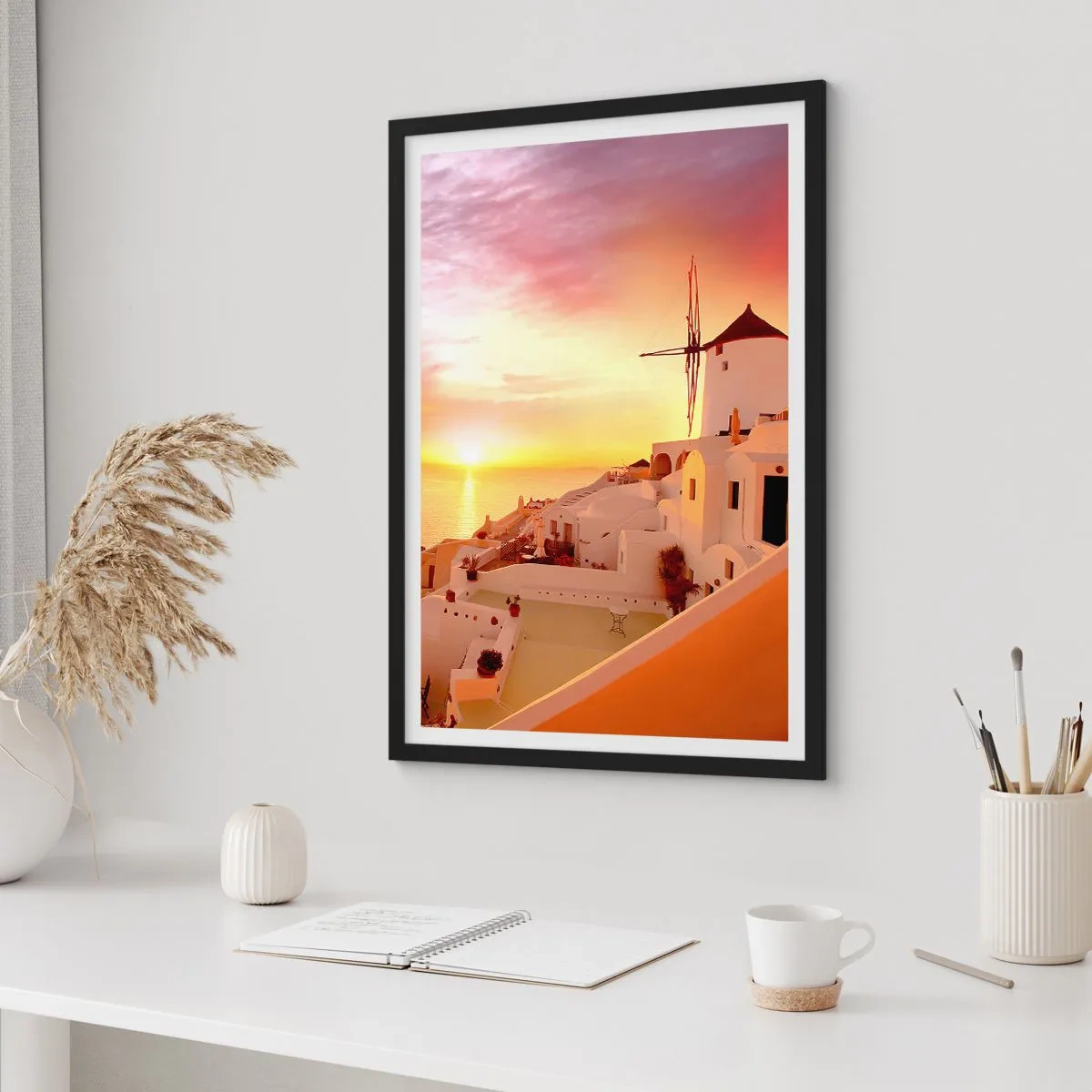 Plagát v čiernom ráme - Malebný západ slnka v gréckom mestečku - 50x70cm - Rozplynúť sa v bielej a zlatej - Moderná nástenná dekorácia do obývacej izby a spálne ARTTOR