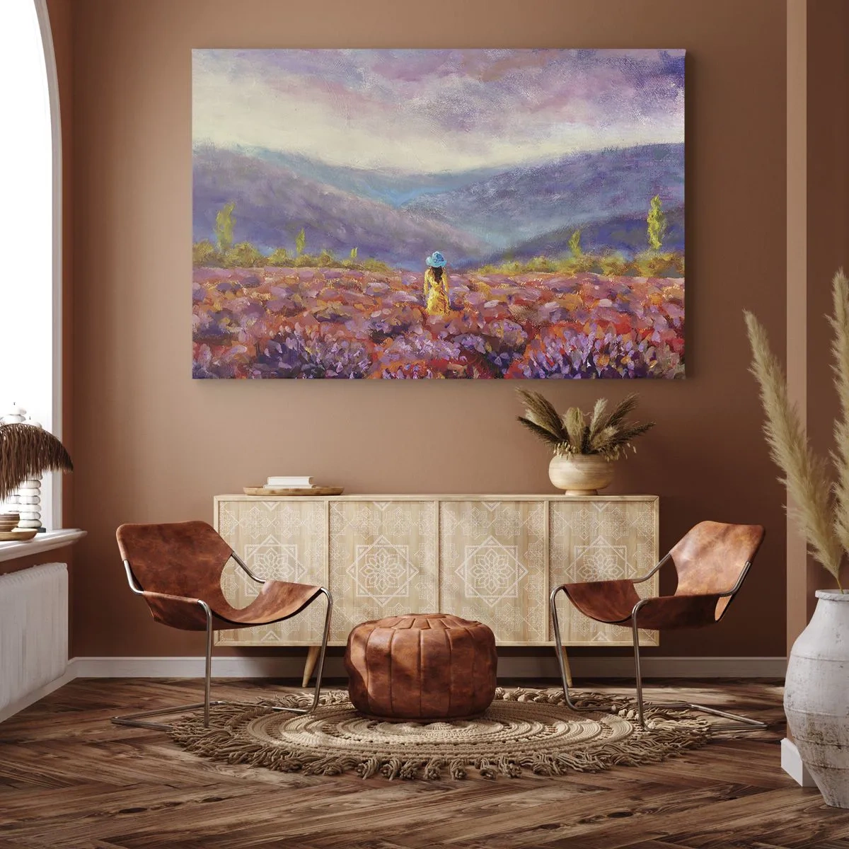 Obraz na plátne - Žena v klobúku prechádza cez levanduľové pole. - 70x50cm - V levanduľovom svete - Moderná nástenná dekorácia do obývacej izby a spálne ARTTOR