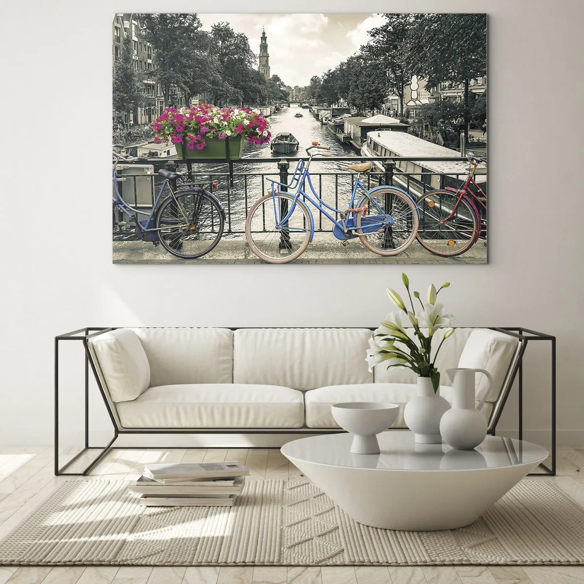 Obraz na skle - Farebné bicykle na moste cez kanál - 70x50cm - Farby amsterdamskej ulice - Moderná nástenná dekorácia do obývacej izby a spálne ARTTOR
