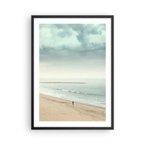 Plagát v čiernom ráme - Osamelá postava kráča po pobreží pod zamračenou oblohou. - 50x70cm - Hľadám pokoj - Moderná nástenná dekorácia do obývacej izby a spálne ARTTOR