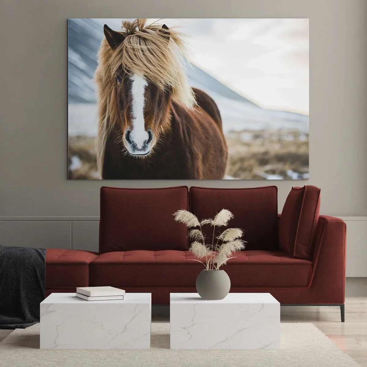 Obraz na skle - Kôň na pozadí horskej krajiny v zime - 70x50cm - Cítiš slobodu? - Moderná nástenná dekorácia do obývacej izby a spálne ARTTOR