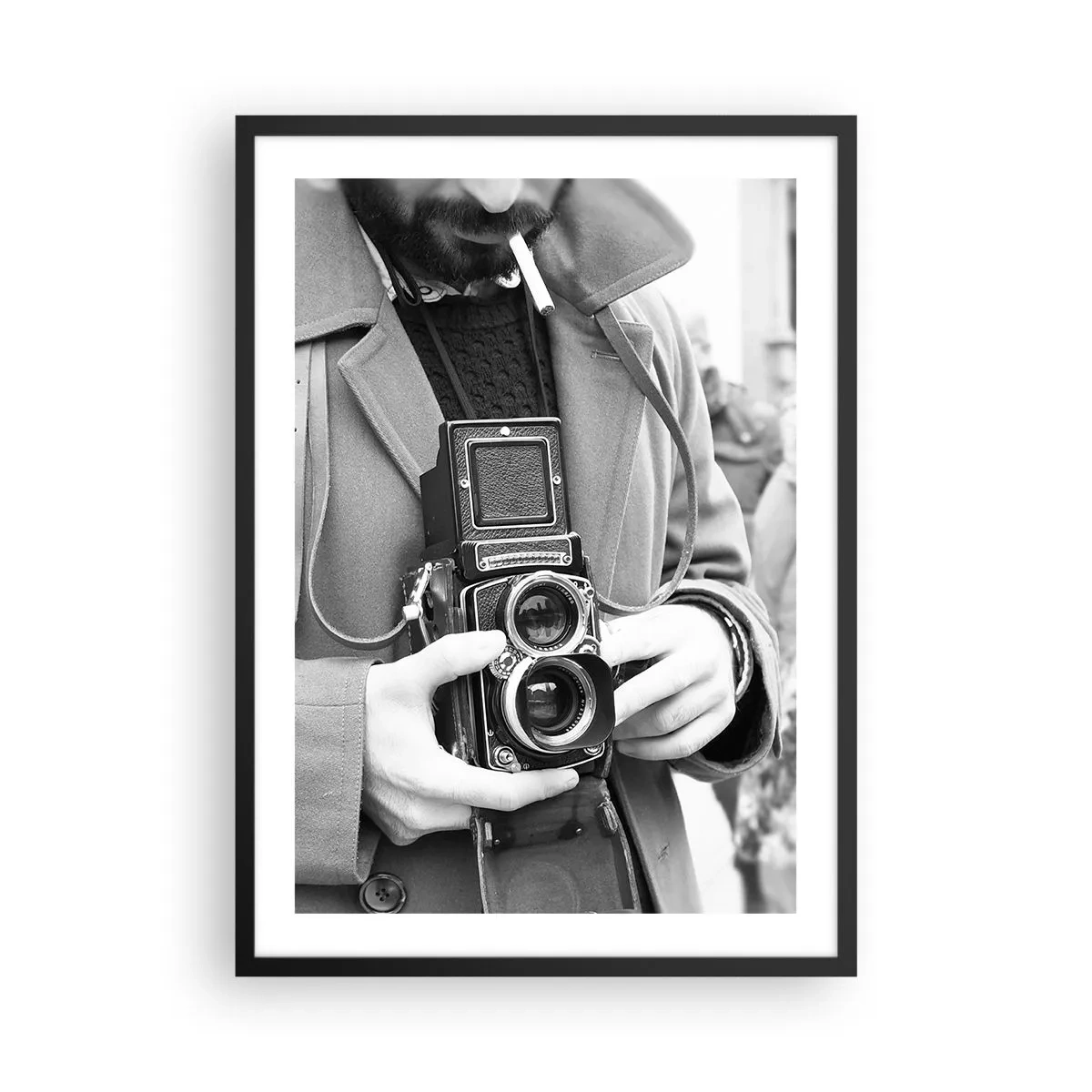 Plagát v čiernom ráme - Čiernobiely portrét muža s analógovým fotoaparátom - 50x70cm - V retro štýle - Moderná nástenná dekorácia do obývacej izby a spálne ARTTOR