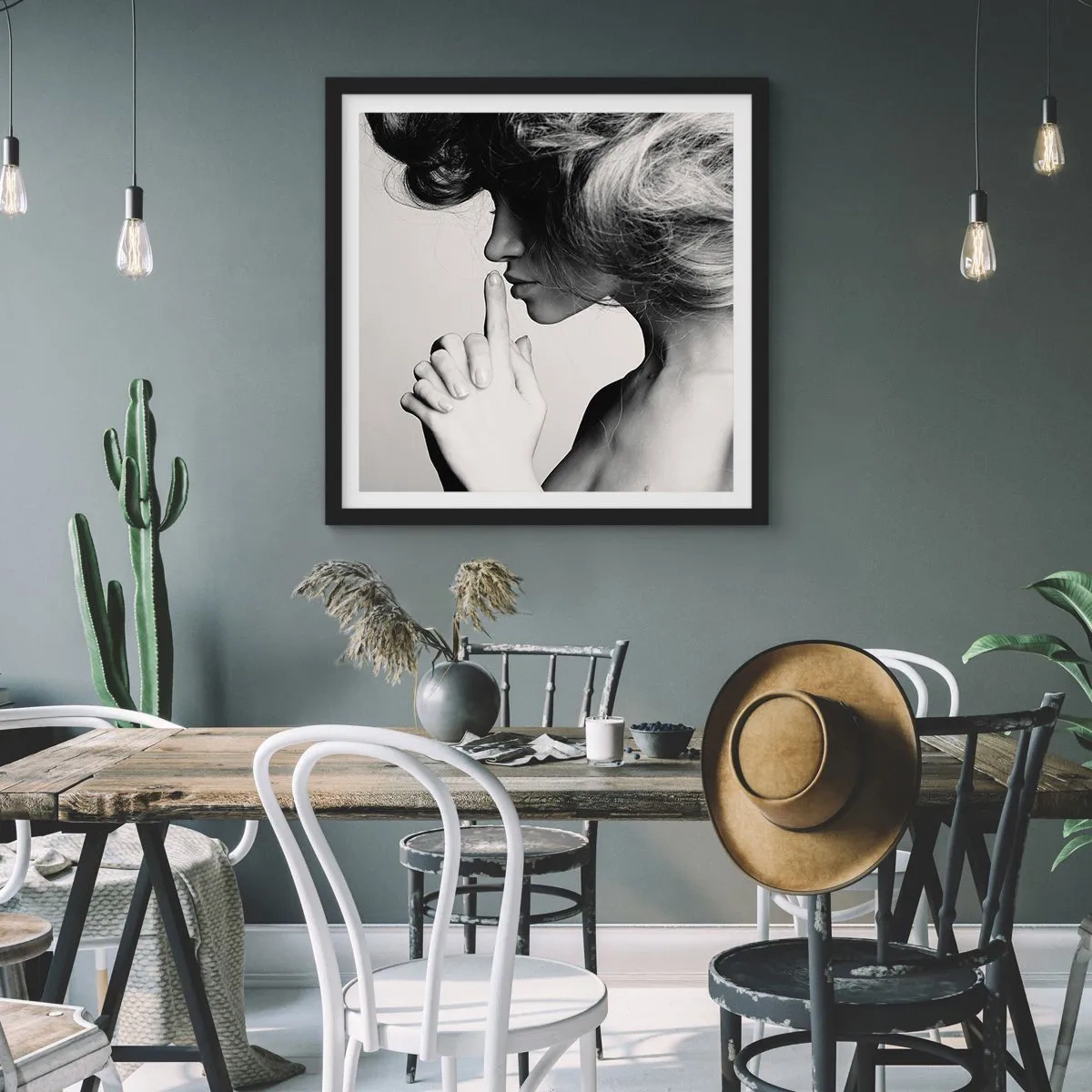 Plagát v čiernom ráme - Zahľadená do seba - 40x40 cm