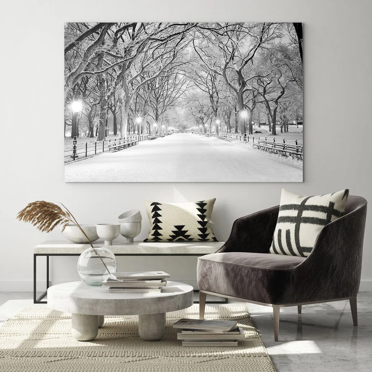 Obraz na skle - Zimná alej stromov v parku so svetlami a snehom - 70x50cm - Štyri ročné obdobia – zima - Moderná nástenná dekorácia do obývacej izby a spálne ARTTOR