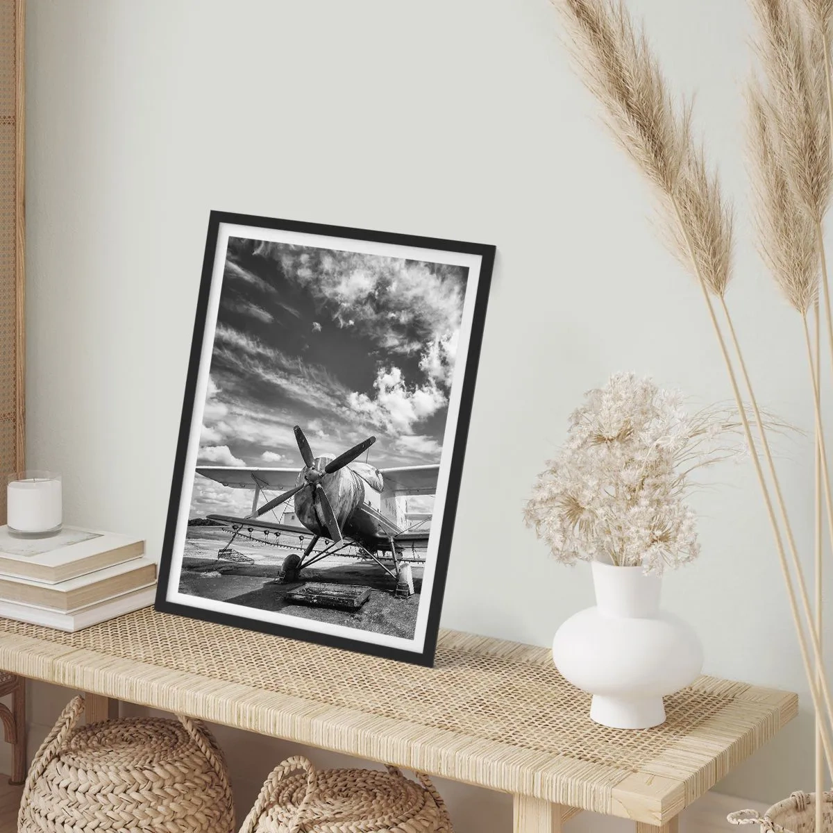 Plagát v čiernom ráme - Čiernobiela fotografia retro lietadla proti oblohe - 50x70cm - Nemôžem sa toho dočkať! - Moderná nástenná dekorácia do obývacej izby a spálne ARTTOR