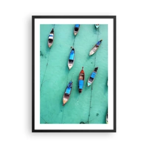 Plagát v čiernom ráme - Pohľad z vtáčej perspektívy na rybárske lode na tyrkysovej vode - 50x70cm - V radostnom očakávaní - Moderná nástenná dekorácia do obývacej izby a spálne ARTTOR