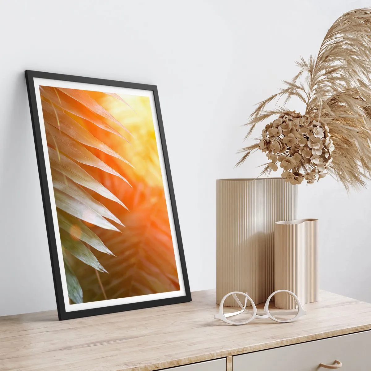 Plagát v čiernom ráme - Palmové listy vo svetle zapadajúceho slnka - 50x70cm - Ráno v džungli - Moderná nástenná dekorácia do obývacej izby a spálne ARTTOR