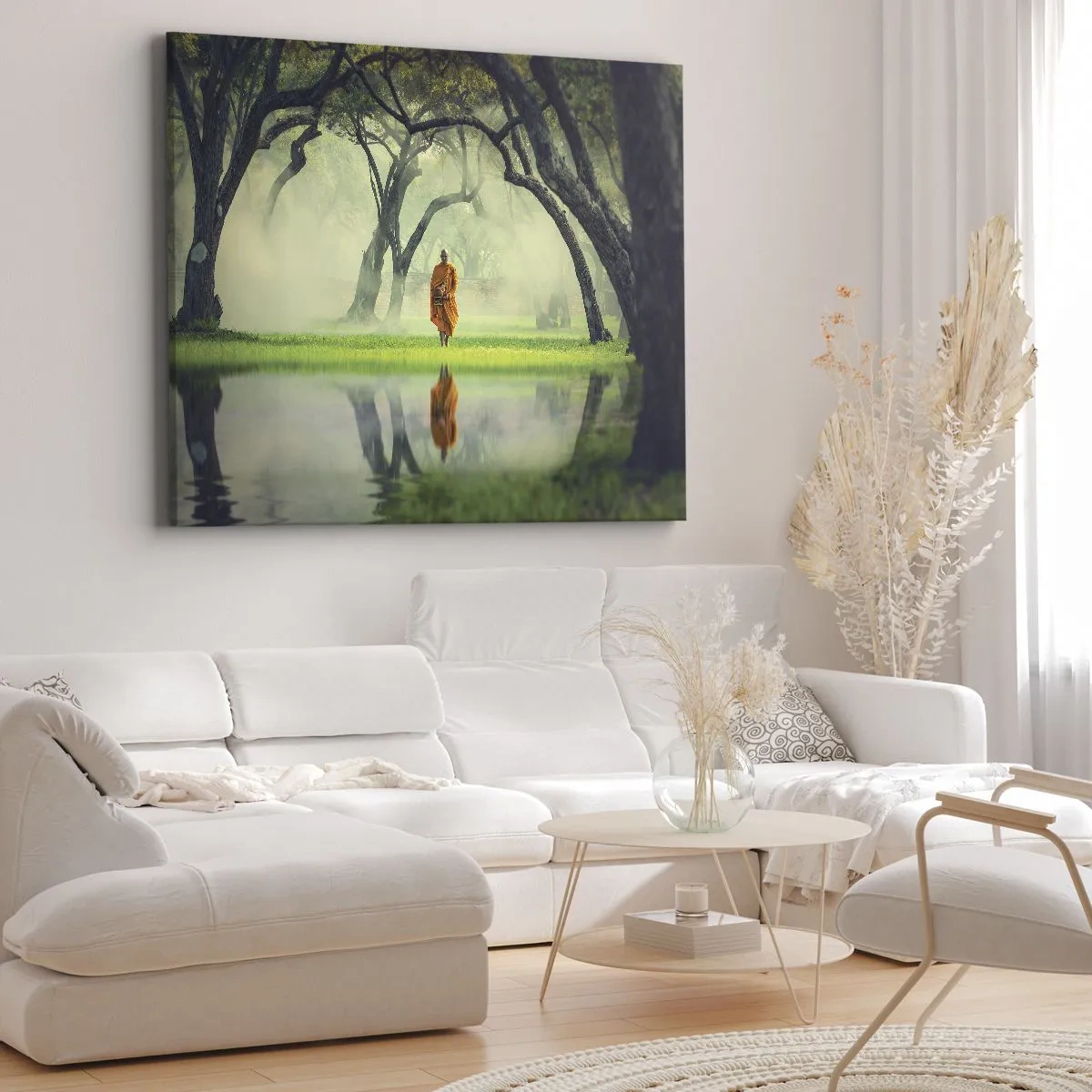 Obraz na plátne - Mních v oranžovom rúchu v lese s hmlistým pozadím a odrazom vo vode. - 70x50cm - Na ceste k osvieteniu - Moderná nástenná dekorácia do obývacej izby a spálne ARTTOR