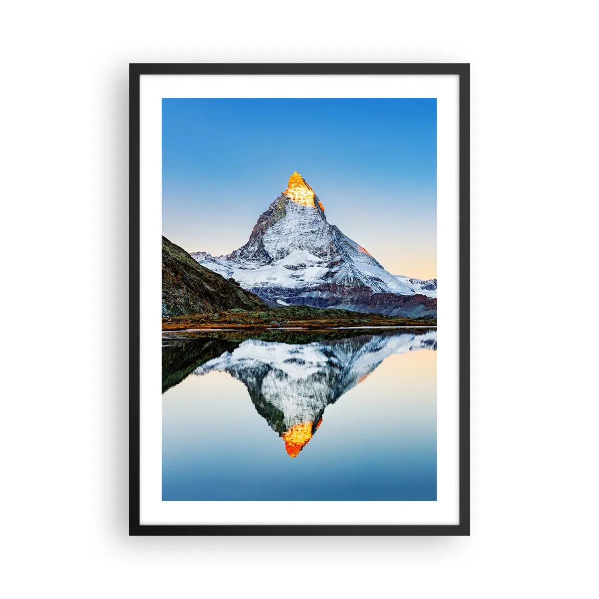 Plagát v čiernom ráme - Hora so zasneženým vrcholom odrážajúcou sa v jazere - 50x70cm - Dva svety - Moderná nástenná dekorácia do obývacej izby a spálne ARTTOR