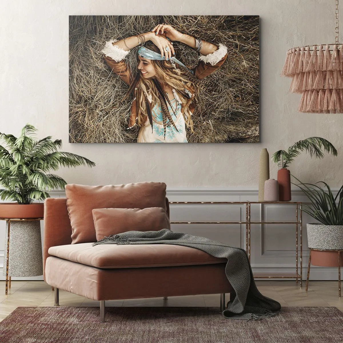 Obraz na plátne - Žena v boho štýle ležiaca na sene - 70x50cm - Na ceste do leta lásky - Moderná nástenná dekorácia do obývacej izby a spálne ARTTOR
