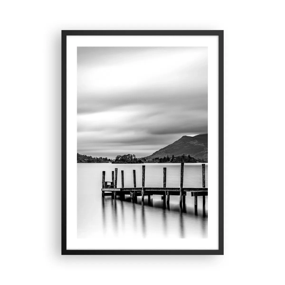 Plagát v čiernom ráme - Čiernobiela scéna s jazerom, mólom a horami - 50x70cm - Jemnosť a sila - Moderná nástenná dekorácia do obývacej izby a spálne ARTTOR