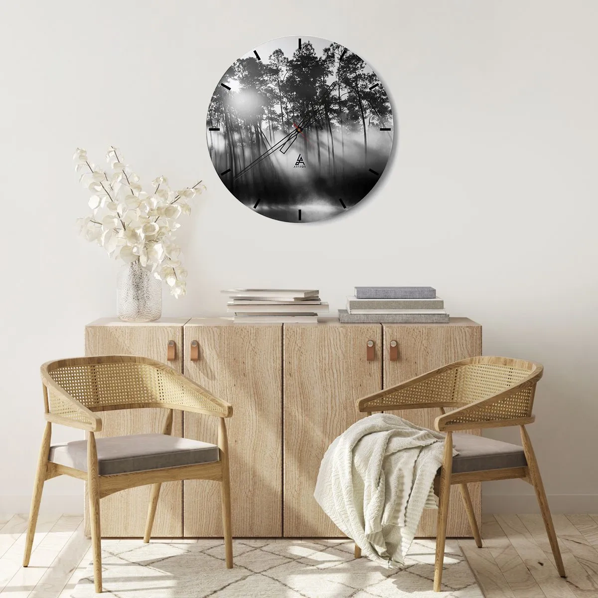 Nástenné hodiny - Čiernobiela fotografia lesa zahaleného v hmle pri východe slnka. - 30x30cm - Nezastaviteľné slnko - Moderná nástenná dekorácia do obývacej izby, kuchyne a spálne ARTTOR