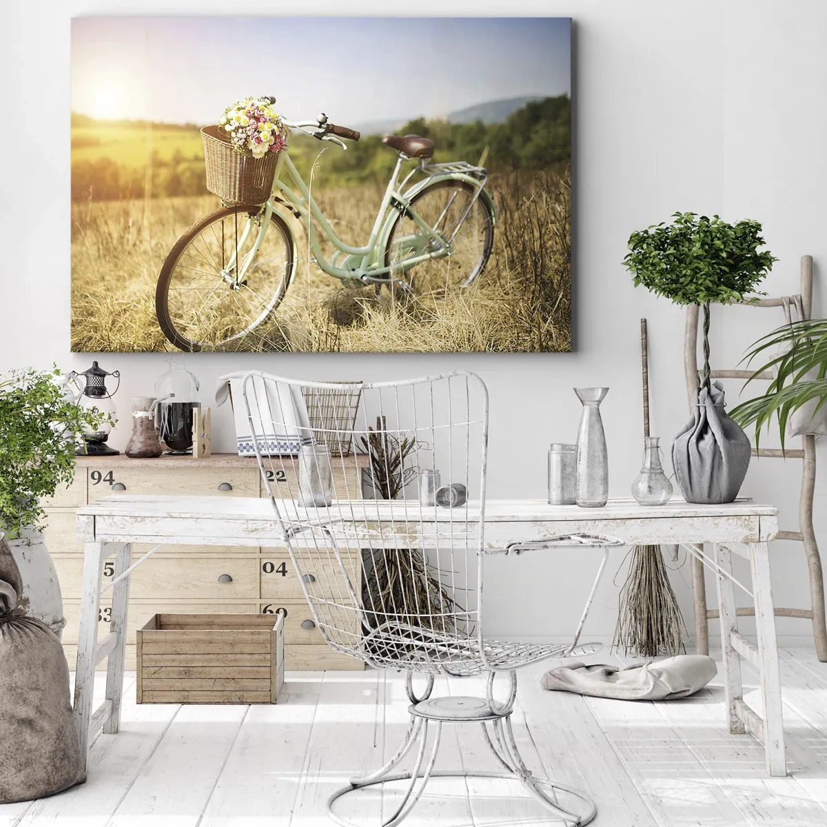 Obraz na plátne - Retro bicykel s košíkom plným kvetov na pozadí lúky. - 70x50cm - Chvíľu tu zostanem - Moderná nástenná dekorácia do obývacej izby a spálne ARTTOR