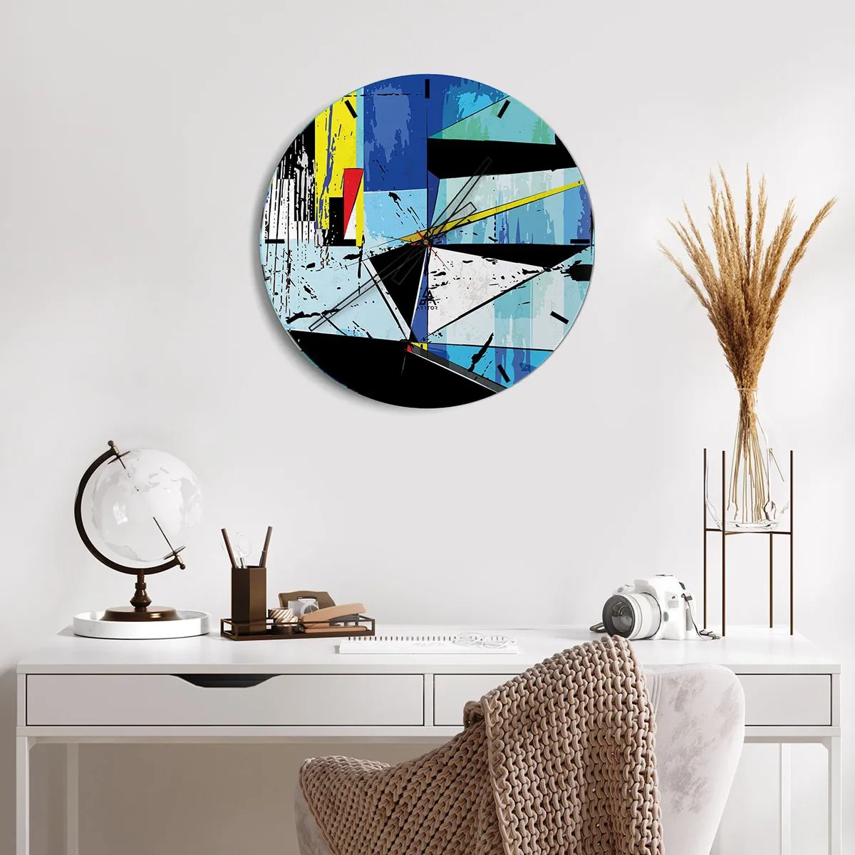 Nástenné hodiny - Geometrická abstrakcia v odtieňoch modrej a čiernej - 30x30cm - Pozerať sa na svet z uhla… - Moderná nástenná dekorácia do obývacej izby, kuchyne a spálne ARTTOR