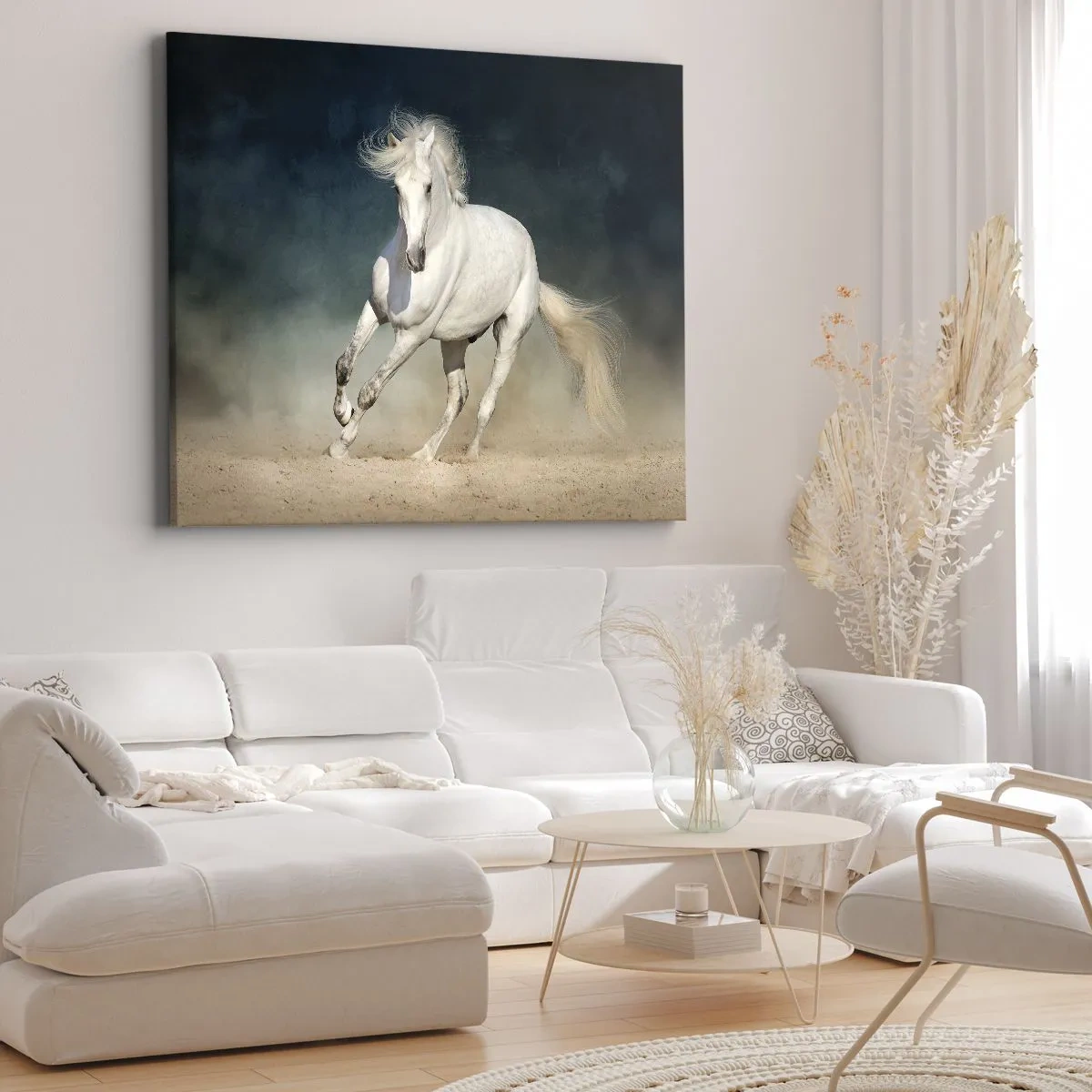 Obraz na plátne - Biely kôň cválajúci proti rozmazanej oblohe - 70x50cm - Sloboda v čistom stave - Moderná nástenná dekorácia do obývacej izby a spálne ARTTOR