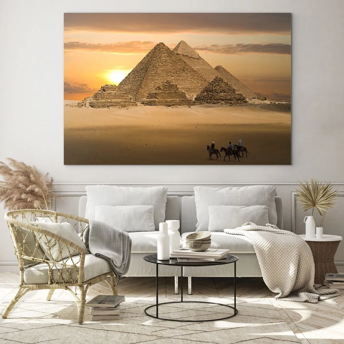 Obraz na skle - Pyramídy v Gíze pri západe slnka s jazdcami na koňoch - 70x50cm - Bez zmien po tisíce rokov - Moderná nástenná dekorácia do obývacej izby a spálne ARTTOR