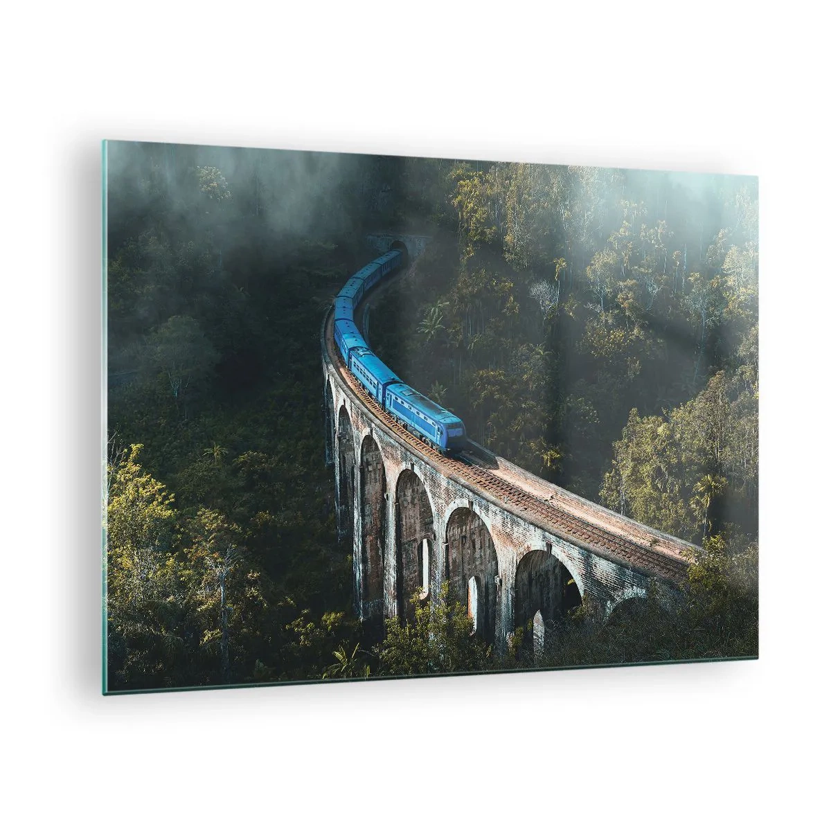Obraz na skle - Modrý vlak cestujúci pozdĺž kamenného viaduktu v lese - 70x50cm - Príťažlivosť prírody - Moderná nástenná dekorácia do obývacej izby a spálne ARTTOR