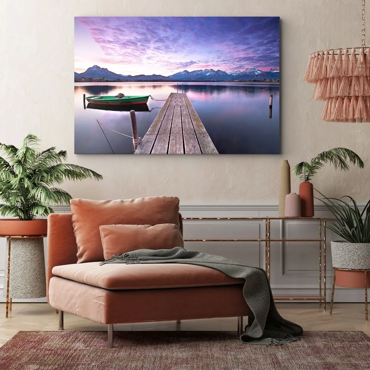 Obraz na plátne - Drevené mólo s loďkou na jazere obklopenom horami pri západe slnka - 70x50cm - Priateľské ticho - Moderná nástenná dekorácia do obývacej izby a spálne ARTTOR