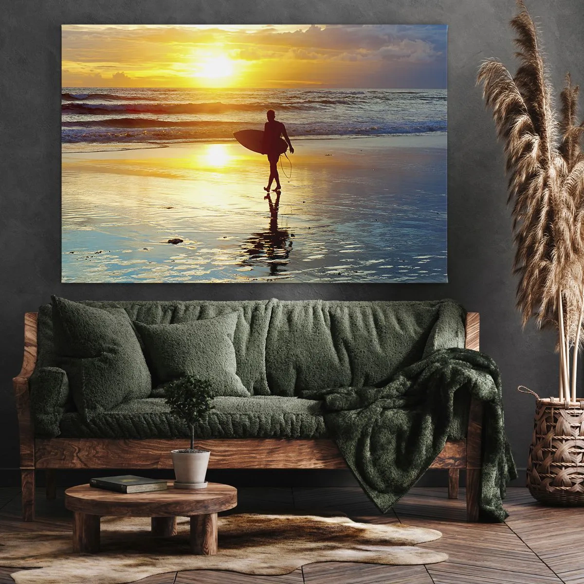 Obraz na plátne - Surfer kráčajúci po pláži pri západe slnka s doskou v ruke. - 70x50cm - Návrat bojovníka - Moderná nástenná dekorácia do obývacej izby a spálne ARTTOR
