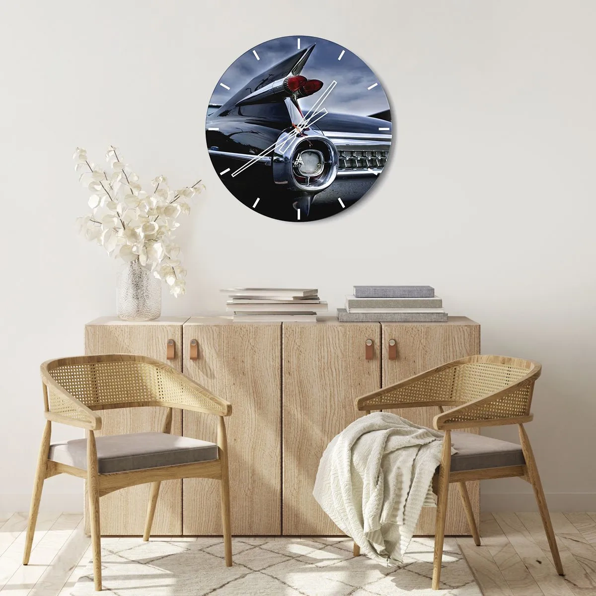 Nástenné hodiny - Pohľad zozadu na klasické auto s červenými svetlami - 30x30cm - Práve preto krásny! - Moderná nástenná dekorácia do obývacej izby, kuchyne a spálne ARTTOR