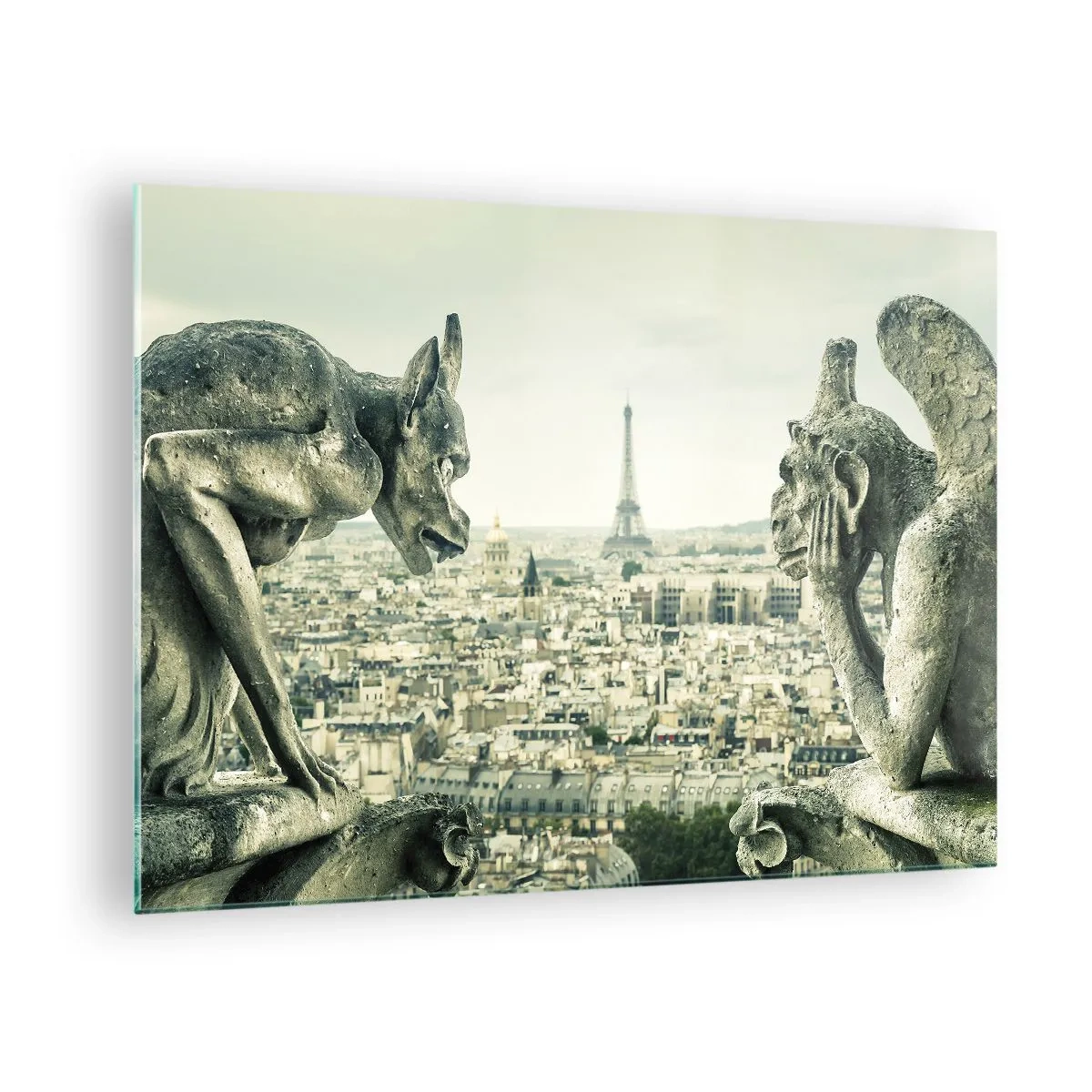 Obraz na skle - Chrliče nad Parížom s výhľadom na Eiffelovu vežu - 70x50cm - Parížske rozprávanie - Moderná nástenná dekorácia do obývacej izby a spálne ARTTOR