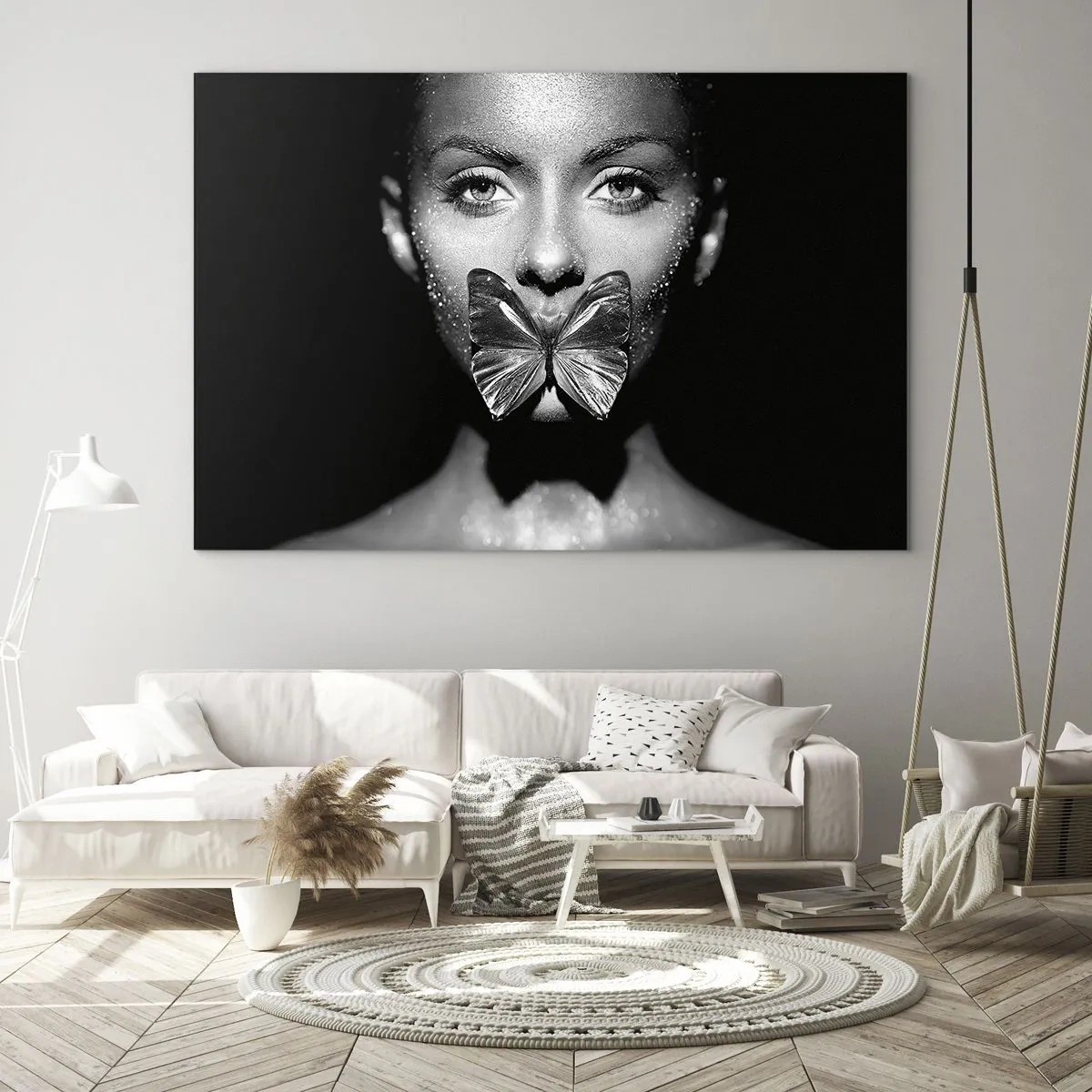 Obraz na skle - Portrét ženy s motýľom na perách v čiernobielej farbe - 70x50cm - Motýlí bozk - Moderná nástenná dekorácia do obývacej izby a spálne ARTTOR