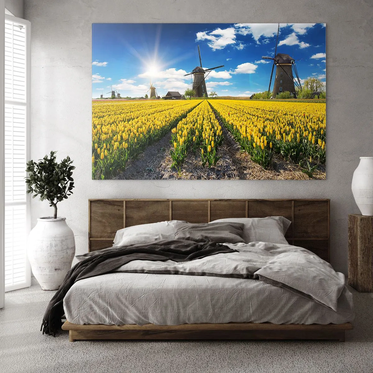 Obraz na skle - Pole žltých tulipánov s veternými mlynmi v pozadí za slnečného dňa. - 70x50cm - Viac holandský nemôže byť - Moderná nástenná dekorácia do obývacej izby a spálne ARTTOR
