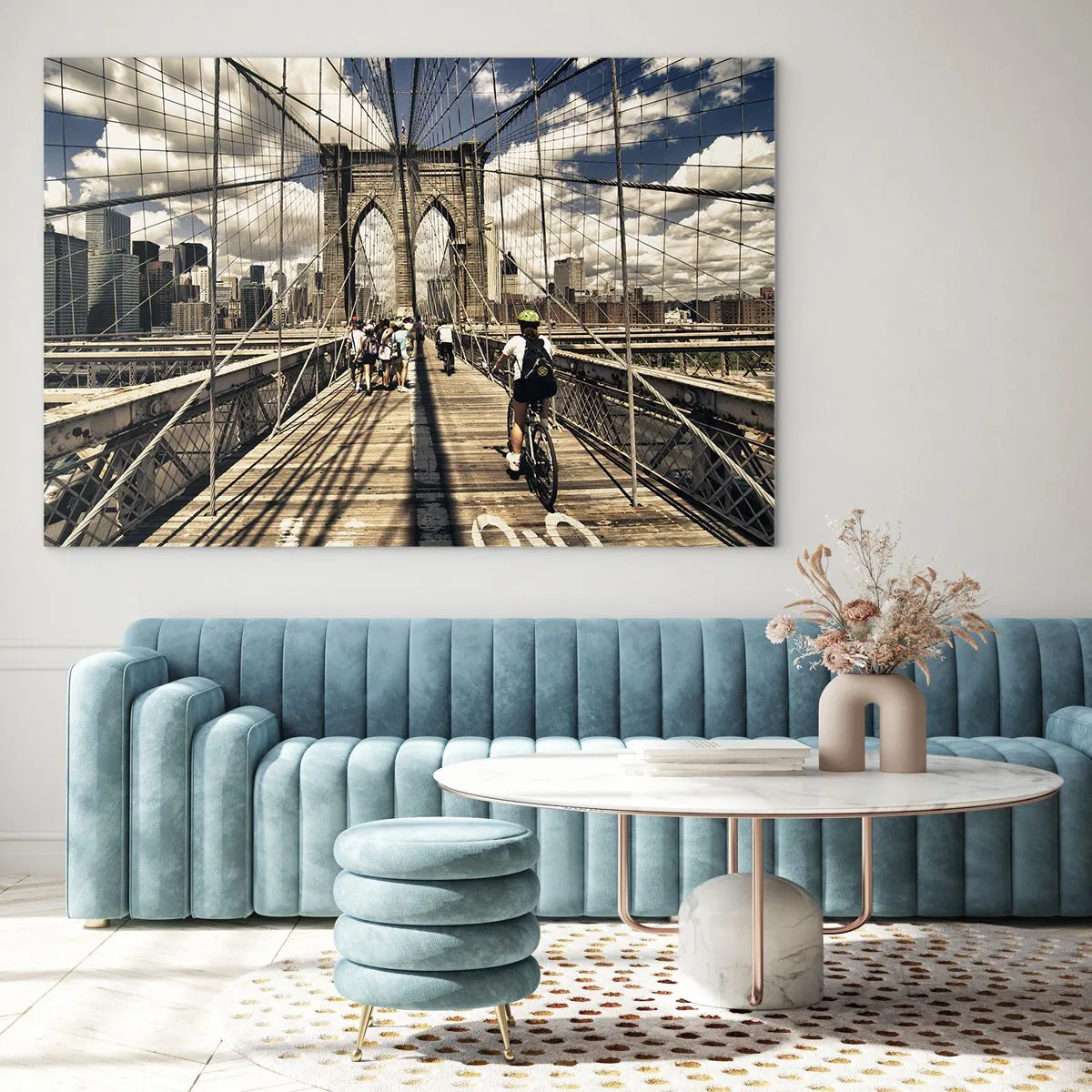 Obraz na skle - Brooklynský most za slnečného dňa s chodcami a cyklistami - 70x50cm - Priamo do srdca mesta - Moderná nástenná dekorácia do obývacej izby a spálne ARTTOR
