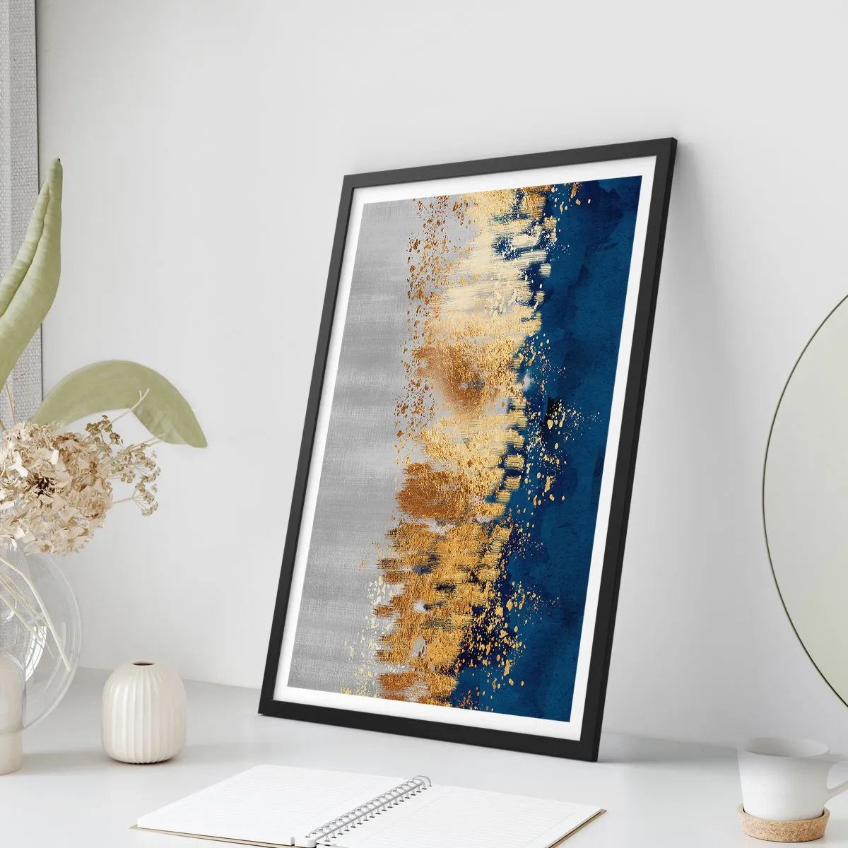 Plagát v čiernom ráme - Abstraktná kompozícia v odtieňoch tmavomodrej, zlatej a striebornej - 50x70cm - Moderná kompozícia s iskrou - Moderná nástenná dekorácia do obývacej izby a spálne ARTTOR