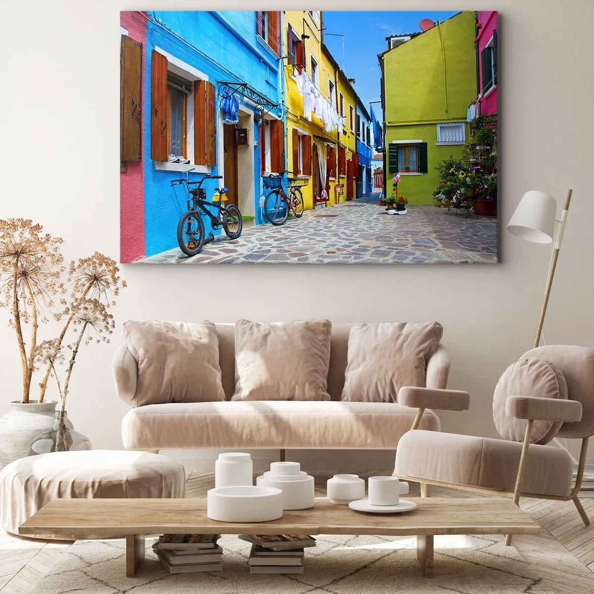 Obraz na plátne - Farebná ulica s bicyklami medzi pastelovými budovami - 70x50cm - Pastelové, sladké zákutia - Moderná nástenná dekorácia do obývacej izby a spálne ARTTOR