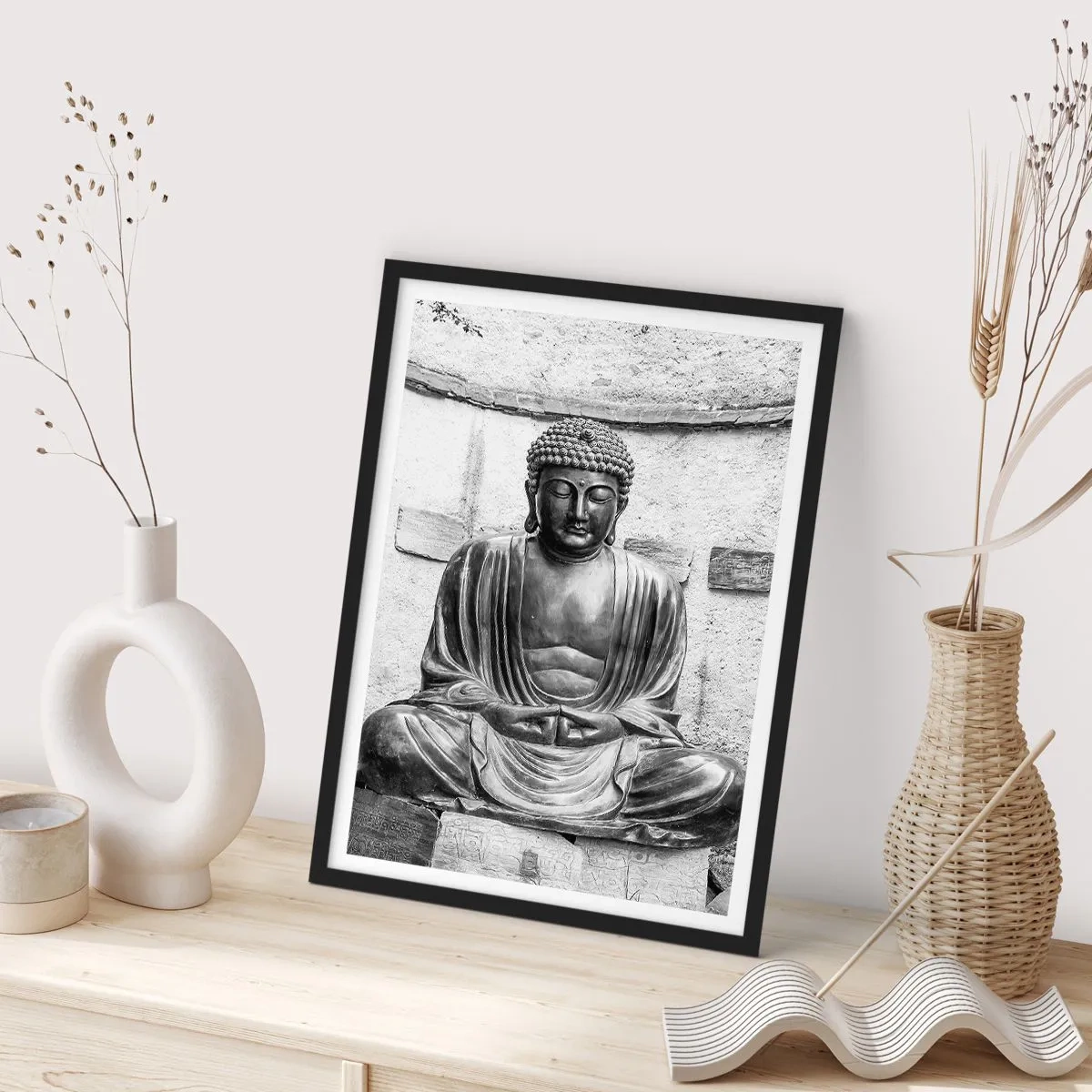 Plagát v čiernom ráme - Socha Budhu v meditačnej polohe v monochromatických tónoch - 50x70cm - Pri zdroji pokoja - Moderná nástenná dekorácia do obývacej izby a spálne ARTTOR