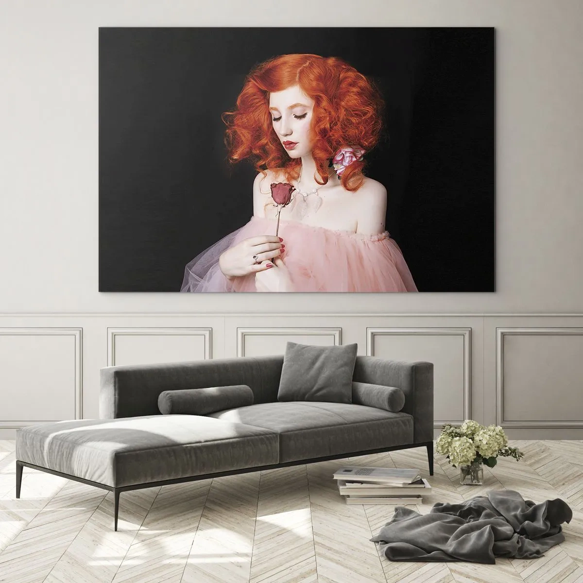 Obraz na skle - Portrét ženy s ryšavými vlasmi a ružou na tmavom pozadí - 70x50cm - V barokovom štýle - Moderná nástenná dekorácia do obývacej izby a spálne ARTTOR