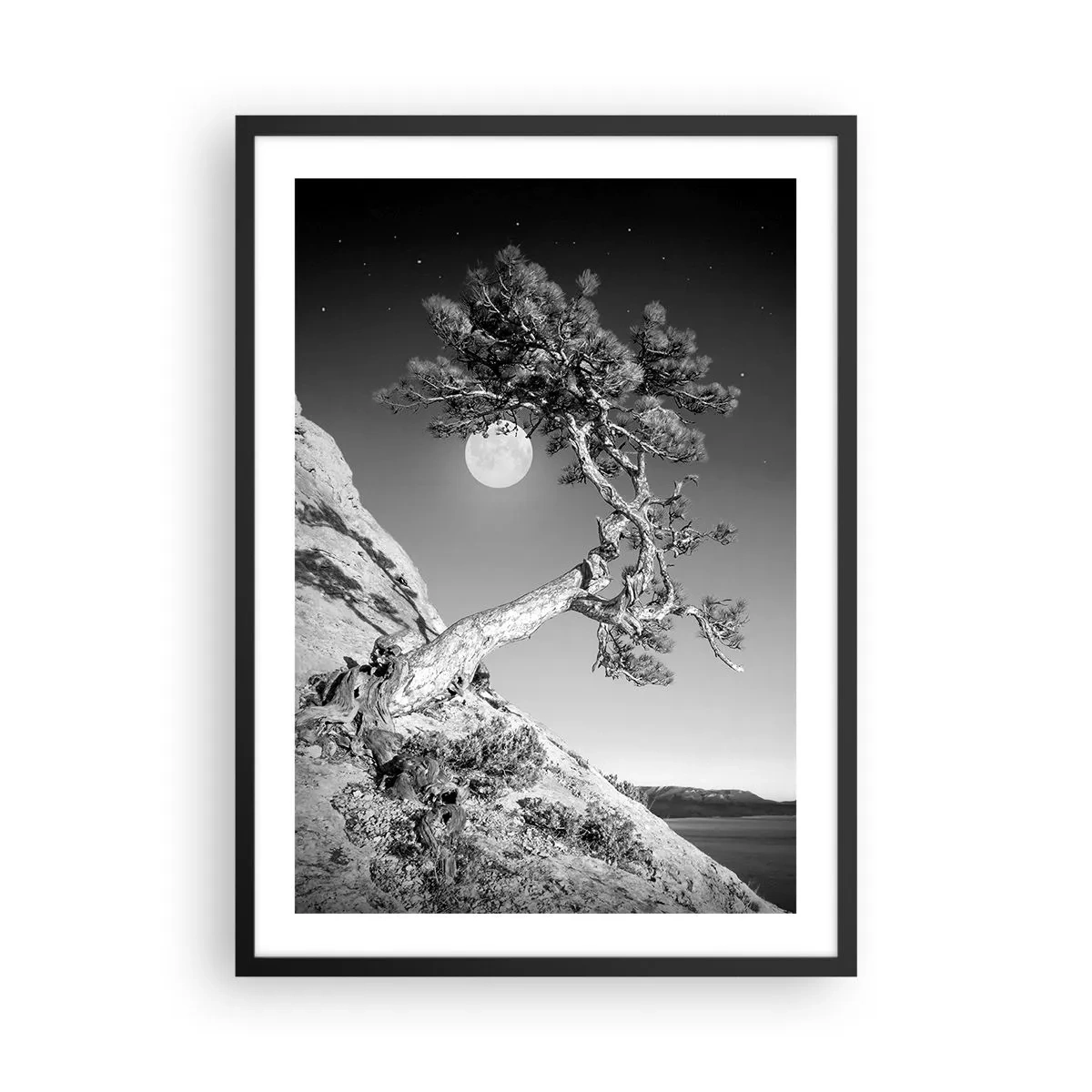 Plagát v čiernom ráme - Osamelý strom na kopci s splnom v pozadí, nočná krajina - 50x70cm - Víťazná bojovníčka - Moderná nástenná dekorácia do obývacej izby a spálne ARTTOR